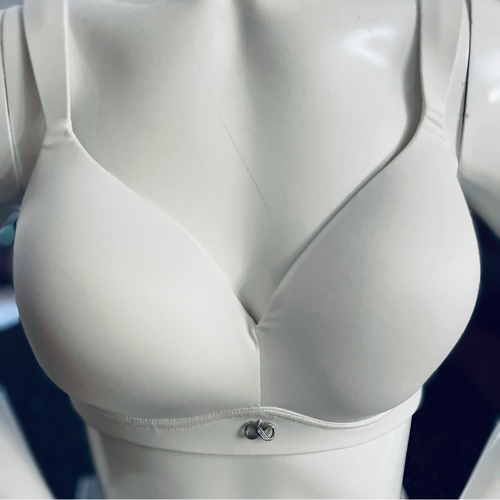 2 x 32DD ✨New In Box✨ Jockey Classic Contour Custom Fit Bras (Beige & White)